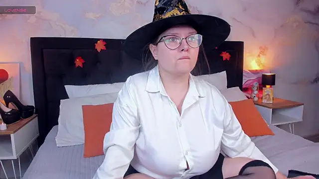 HelenDanvers online show from October 29, 10:03 am