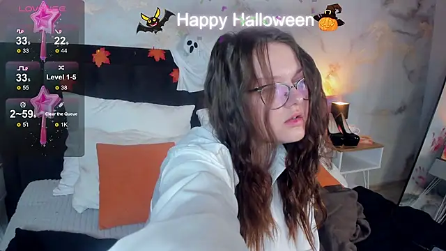 HelenDanvers online show from October 31, 2:30 am