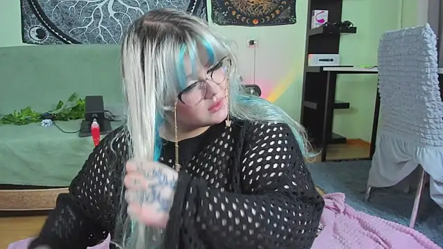 Snapshot of _CandyM1lky_ chatting on October 20, 6:37 am CandyM1lky online show from October 20, 6:37 am