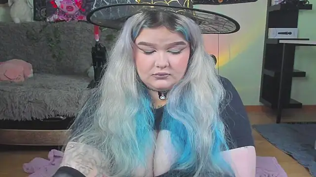 Snapshot of _CandyM1lky_ chatting on October 28, 6:45 am CandyM1lky online show from October 28, 6:45 am