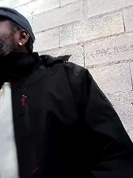 Snapshot of frenchblackc31 chatting on December 16, 12:42 pm frenchblackc31 online show from December 16, 12:42 pm