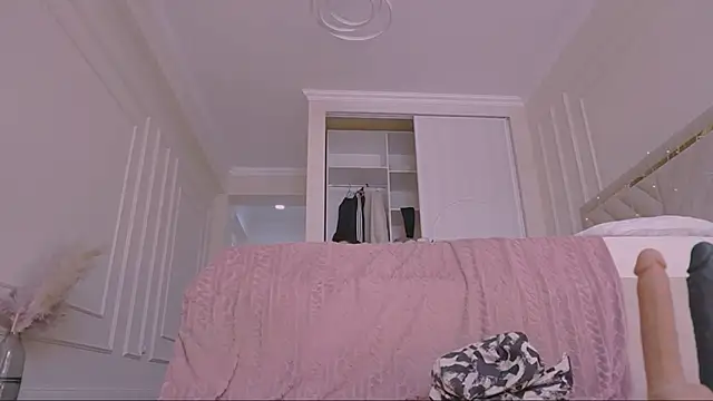 lori leen  online show from February 25, 7:19 am