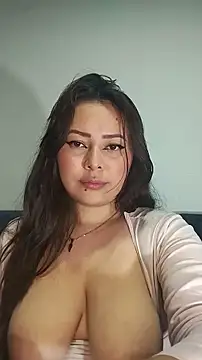Snapshot of Damii_001 chatting on May 22, 2:09 am Damii 001 online show from May 22, 2:09 am