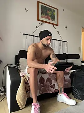 Snapshot of 1Richrichard1 chatting on May 19, 8:43 am 1Richrichard1 online show from May 19, 8:43 am