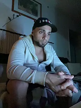 Snapshot of 1Richrichard1 chatting on May 5, 7:39 pm 1Richrichard1 online show from May 5, 7:39 pm