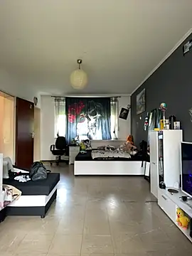 Snapshot of 1Richrichard1 chatting on May 10, 9:46 am 1Richrichard1 online show from May 10, 9:46 am