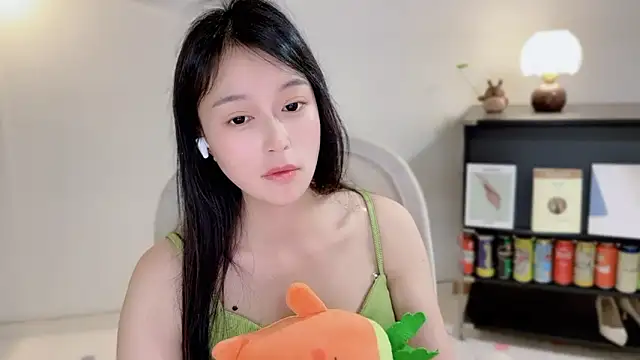 Onechestnut online show from April 4, 4:46 pm