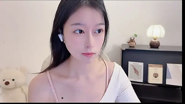 Snapshot of Onechestnut chatting on October 19, 5:10 am Onechestnut online show from October 19, 5:10 am