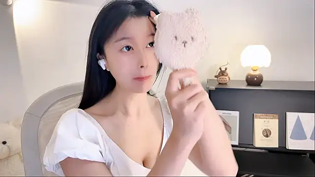 Snapshot of Onechestnut chatting on October 29, 6:34 am Onechestnut online show from October 29, 6:34 am