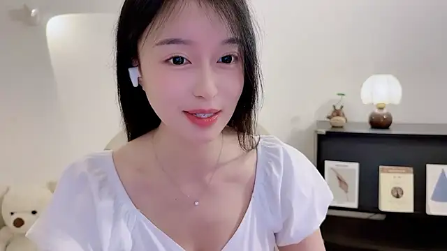 Snapshot of Onechestnut chatting on December 1, 6:03 am Onechestnut online show from December 1, 6:03 am