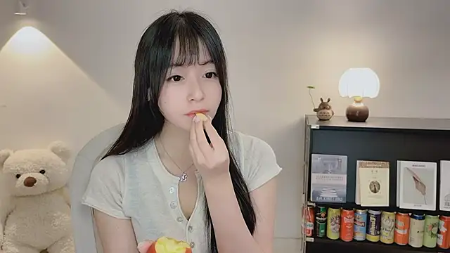 Snapshot of Onechestnut chatting on June 7, 11:15 am Onechestnut online show from June 7, 11:15 am