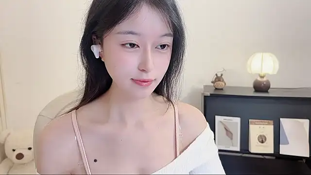 Snapshot of Onechestnut chatting on October 11, 11:17 pm Onechestnut online show from October 11, 11:17 pm