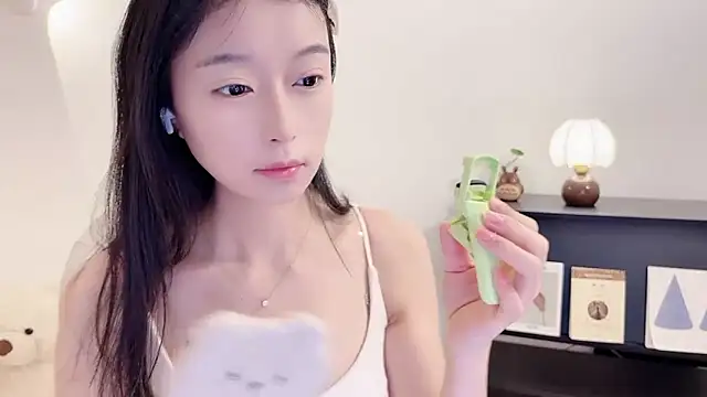 Snapshot of Onechestnut chatting on November 15, 6:28 am Onechestnut online show from November 15, 6:28 am