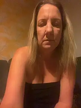 Snapshot of X-Victoria-X chatting on September 21, 3:44 am X-Victoria-X online show from September 21, 3:44 am