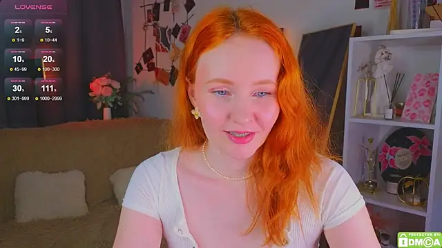 JoyceJones online show from November 24, 8:20 pm