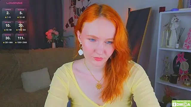 JoyceJones online show from November 28, 9:15 pm