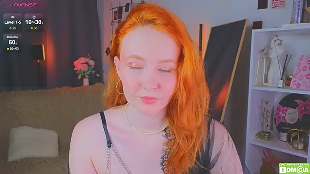 JoyceJones online show from November 19, 8:20 pm