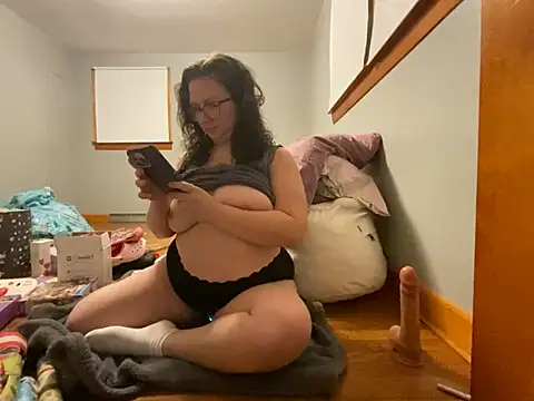 Snapshot of GirlSquirt chatting on December 19, 4:05 am GirlSquirt online show from December 19, 4:05 am