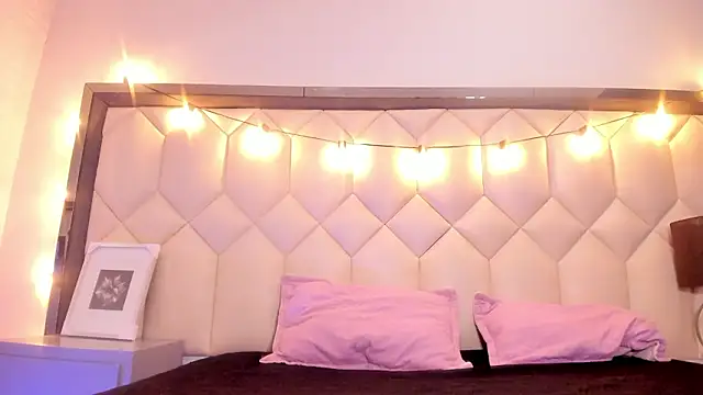 Scarletbigbug online show from February 12, 12:05 pm