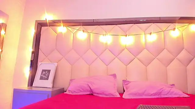 Scarletbigbug online show from February 6, 11:39 am