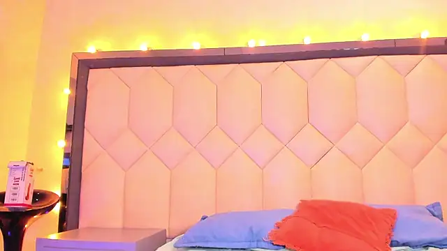 Scarletbigbug online show from October 15, 6:05 pm