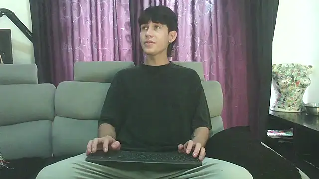 Snapshot of Michael_blue chatting on May 13, 7:10 pm Michael blue online show from May 13, 7:10 pm