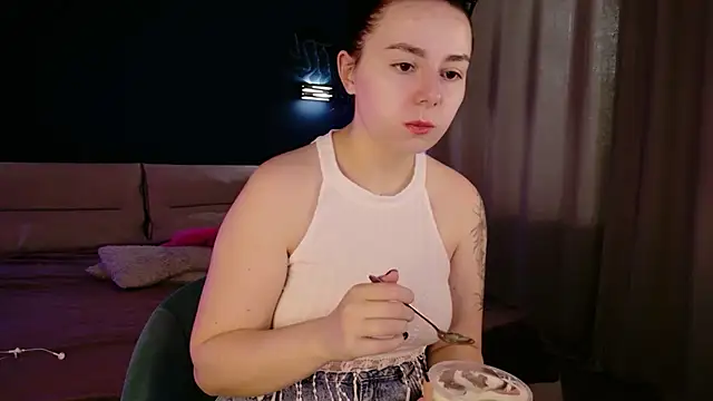Snapshot of Di_na_Bell chatting on June 23, 5:38 am Di na Bell online show from June 23, 5:38 am