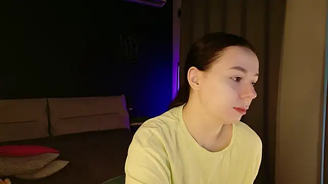 Snapshot of Di_na_Bell chatting on July 9, 6:03 am Di na Bell online show from July 9, 6:03 am