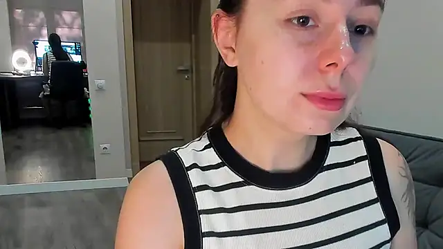 Snapshot of Di_na_Bell chatting on June 24, 6:01 am Di na Bell online show from June 24, 6:01 am