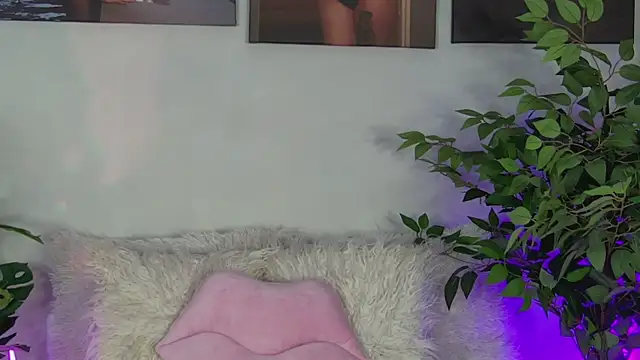 AlysonHuxley  online show from April 3, 6:36 pm