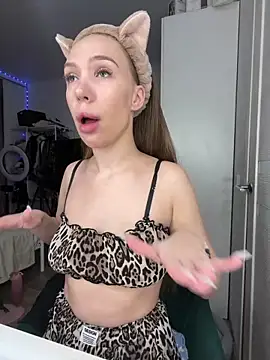 AlysonHuxley  online show from February 4, 12:27 am