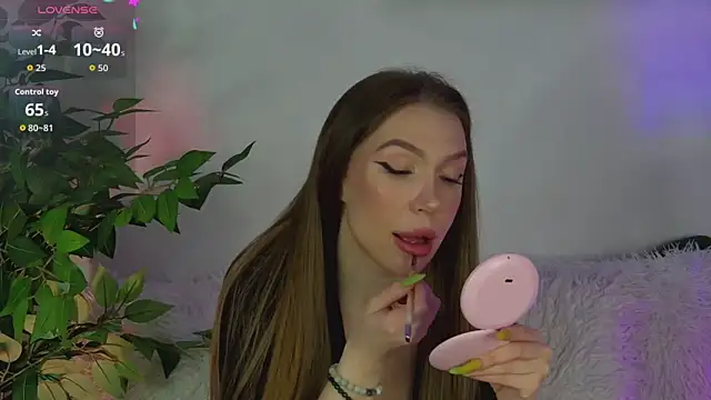 AlysonHuxley  online show from April 16, 6:30 pm