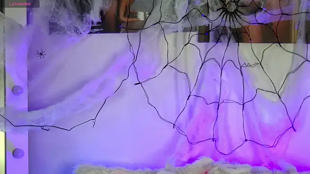 AlysonHuxley  online show from October 31, 4:58 pm