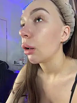 AlysonHuxley  online show from February 18, 3:59 am