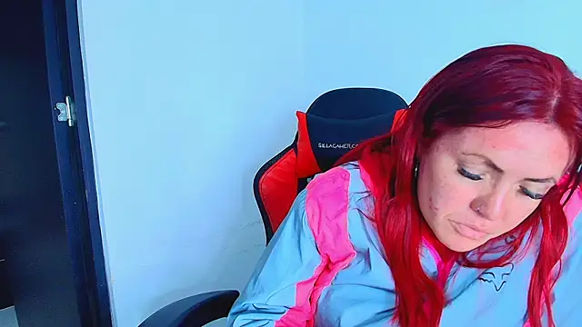 carolinhe  online show from October 29, 7:46 pm