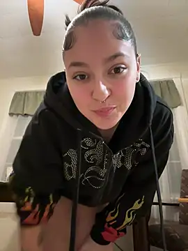 Snapshot of babykalirose chatting on February 2, 2:32 am babykalirose online show from February 2, 2:32 am