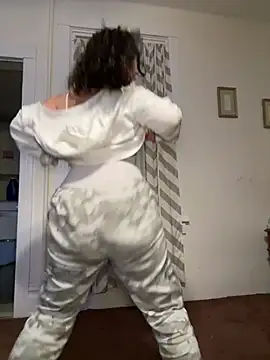 Snapshot of babykalirose chatting on February 23, 1:29 am babykalirose online show from February 23, 1:29 am