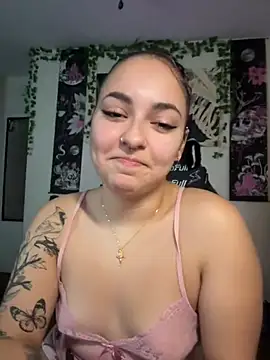 Snapshot of babykalirose chatting on June 3, 12:00 am babykalirose online show from June 3, 12:00 am