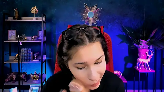 KimClarks  online show from January 9, 12:45 pm