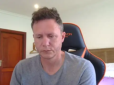 Snapshot of TroyDieselXXX chatting on November 22, 5:39 am TroyDieselXXX online show from November 22, 5:39 am