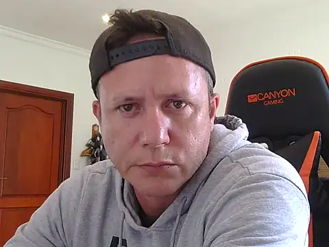 Snapshot of TroyDieselXXX chatting on December 18, 8:52 am TroyDieselXXX online show from December 18, 8:52 am