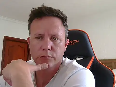 Snapshot of TroyDieselXXX chatting on December 16, 9:24 am TroyDieselXXX online show from December 16, 9:24 am