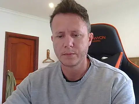 Snapshot of TroyDieselXXX chatting on November 25, 5:08 am TroyDieselXXX online show from November 25, 5:08 am