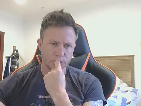 Snapshot of TroyDieselXXX chatting on November 6, 4:05 am TroyDieselXXX online show from November 6, 4:05 am