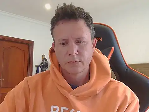 Snapshot of TroyDieselXXX chatting on November 12, 5:33 am TroyDieselXXX online show from November 12, 5:33 am