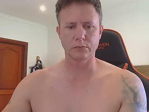 Snapshot of TroyDieselXXX chatting on November 13, 6:28 am TroyDieselXXX online show from November 13, 6:28 am