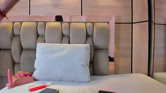 Snapshot of karol_lewiss chatting on November 26, 11:43 am karol lewiss online show from November 26, 11:43 am