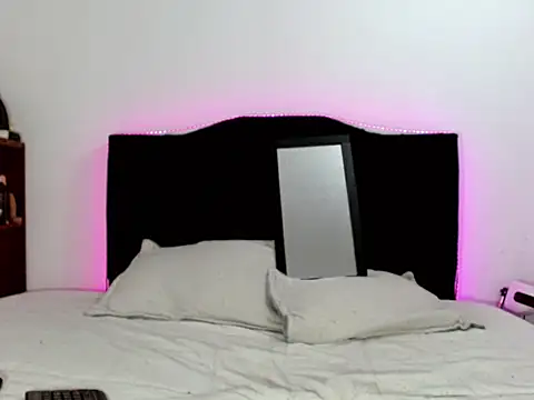 Snapshot of x_isabella_x chatting on November 7, 1:43 am x isabella x online show from November 7, 1:43 am