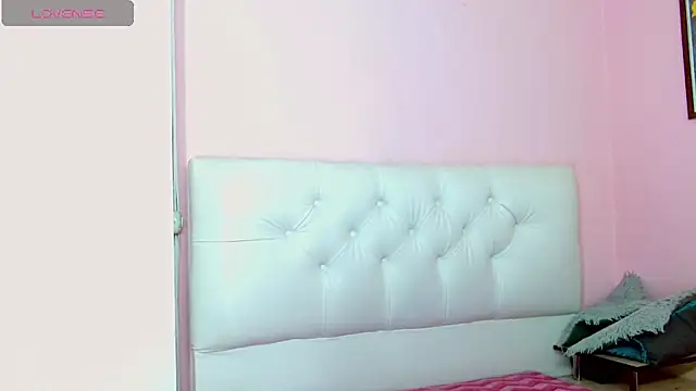 Snapshot of x_isabella_x chatting on March 4, 7:21 pm x isabella x online show from March 4, 7:21 pm