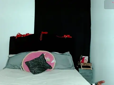 Snapshot of x_isabella_x chatting on December 21, 10:06 am x isabella x online show from December 21, 10:06 am